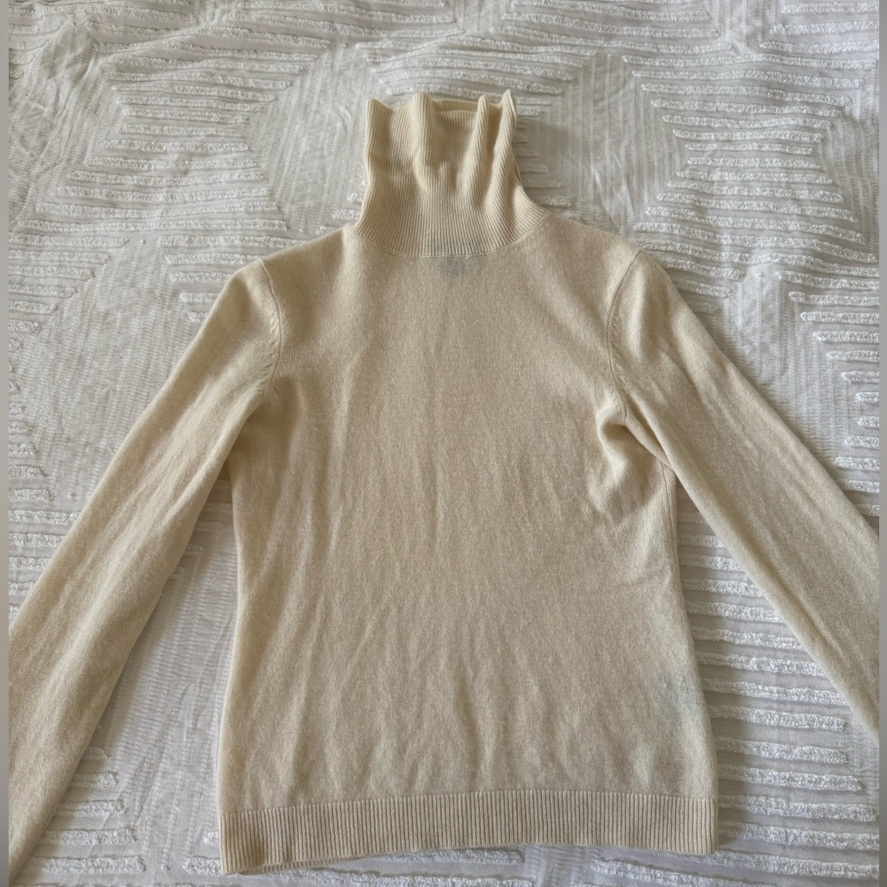 Bloomingdale’s cream colored cashmere turtleneck sweater. Size S.
